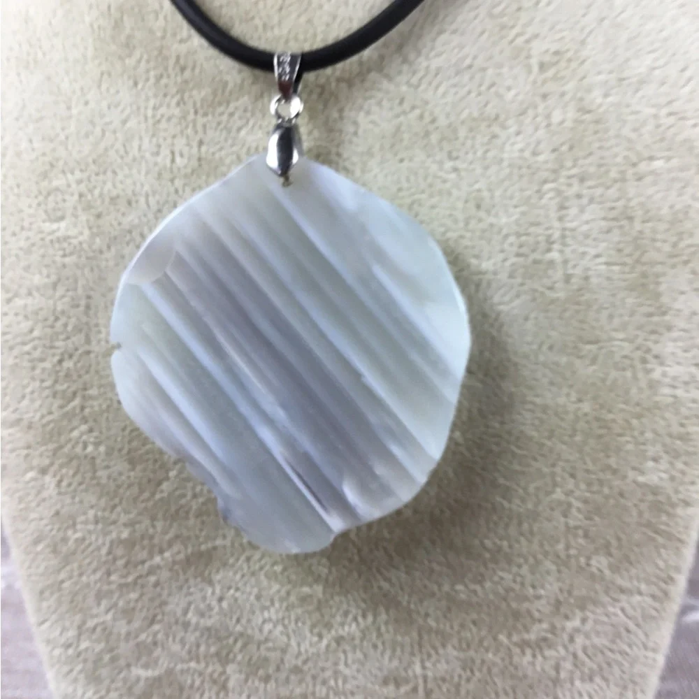 Elegant Women’s Agate Pendant Necklace